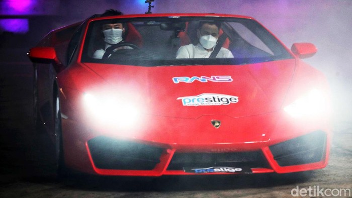 Gaya Raffi Ahmad di Tunggangi Supercar Raffi Ahmad meluncurkan RANS Cilegon FC di Jakarta. Dalam kesempatan itu, Raffi sempat menunggangi supercar bersama Presdir Prestige Motorcars, Rudy Salim.