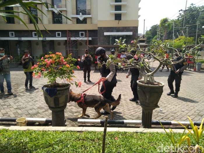 Menjelang Hari Raya Paskah, polisi terus meningkatkan keamanan di sejumlah gereja di Kota Pahlawan. Hal itu dilakukan usai terjadinya peristiwa bok bunuh diri di Gereja Katedral Makassar.