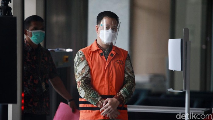 Pengawal tahanan menggiring terdakwa penyuap eks Sekretaris MA Nurhadi, Hiendra Soenjoto tiba di Gedung Komisi Pemberantasan Korupsi (KPK), Jakarta, Rabu (31/3/2021) untuk mengikuti sidang putusan secara virtual. Rencananya, hakim akan membacakan putusan pada hari ini.