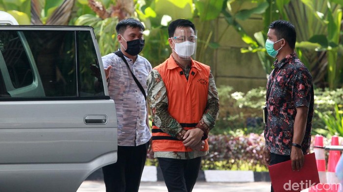Pengawal tahanan menggiring terdakwa penyuap eks Sekretaris MA Nurhadi,  Hiendra Soenjoto tiba di Gedung Komisi Pemberantasan Korupsi (KPK), Jakarta, Rabu (31/3/2021) untuk mengikuti sidang putusan secara virtual.  Rencananya, hakim akan membacakan putusan pada hari ini.