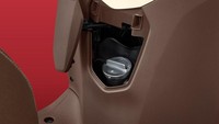 Ini berimbas pada penempatan tutup tangki. Jika Vario Cs punya tangki bensin di tengah, desainer Honda memindahkan tutup tangkinya di depan, atau tepatnya dek tengah.  Foto: Honda AP Thailand