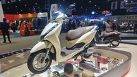 Untuk kaki-kaki, Honda Lead menggunakan velg berukuran 12 inci (depan), yang dibalut ban berukuran 90/90. Sementara belakang 10 inci, pakai ban 100/90.  New Honda Lead 125 tersedia dalam 3 pilihan warna: putih, merah dan hitam dengan harga 55.500 baht atau sekitar Rp 25,8 juta. Foto: BIMS
