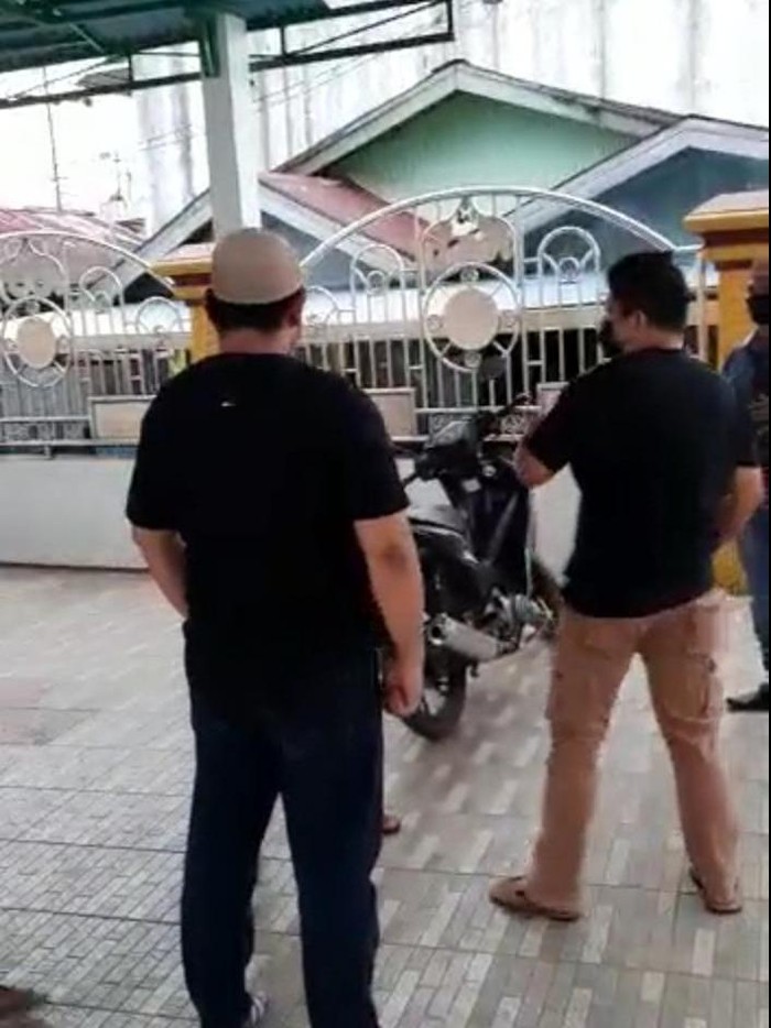 Insiden gesekan antara warga dengan anggota timses cagub Kalsel Denny Indrayana di sebuah masjid di Banjarmasin (Screenshot video viral)