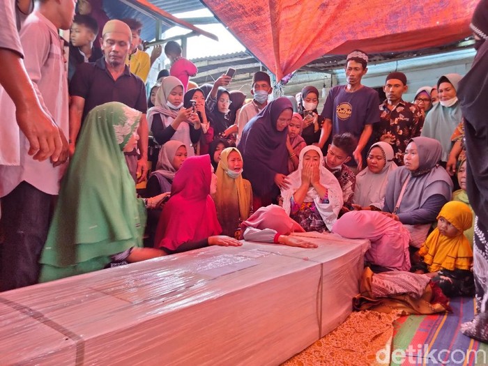 Jasad Ahmad Yunus Dalimunthe (39) pekerja migran Indonesia (PMI) yang tewas ditikam di Perak Malaysia akhirnya bisa dimakamkan di Asahan. (Perdana Ramadhan/detikcom)