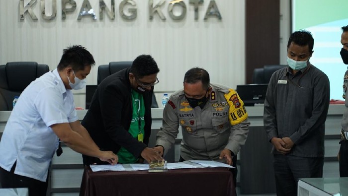 Kapolresta Kupang AKBP Satrya Binti menandatangani MoU dengan Grab terkait layanan antar dokumen SIM dan SKCK