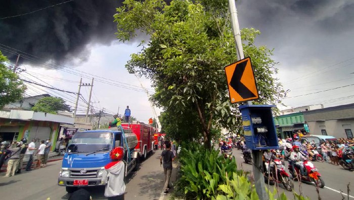kebakaran pabrik di margomulyo surabaya