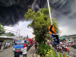 Ini Kendala Petugas PMK 4 Jam Padamkan Kebakaran Pabrik Plastik Surabaya