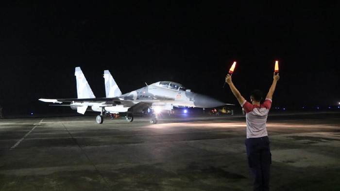 Kegiatan latihan terbang pesawat tempur TNI AU di Lanud Iswahjudi