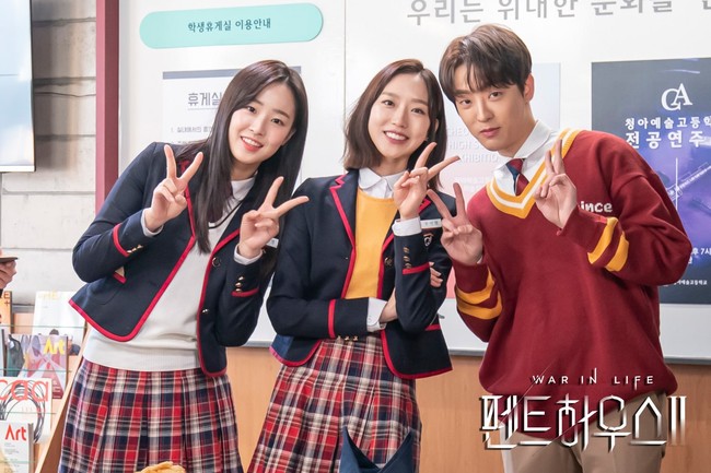 Karakter Lee Min Hyuk yang diperankan Lee Tae Vin, tergabung dalam geng ‘Little Hera Club’. Ia kerap menindas Bae Ro Na (pemain Kim Hyun Soo) bersama Joo Seok Kyung (pemain Han Ji Hyun) dan Ha Eun Byeol (pemain Choi Ye Bin). Foto: dok SBS