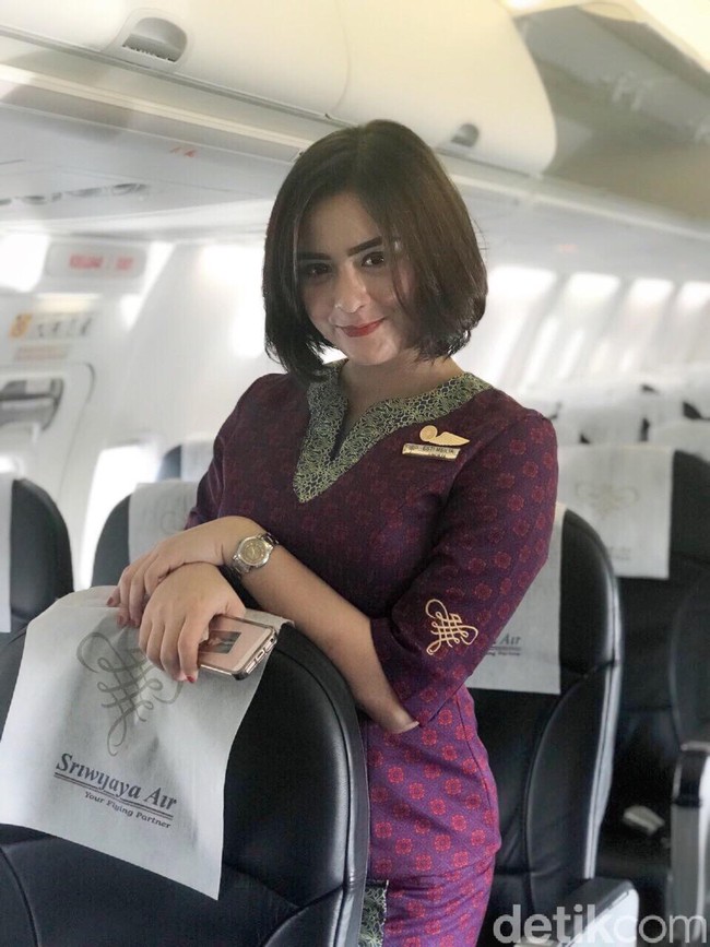 Dulu kerjaku nggak kenal waktu. Nggak bisa Lebaran bareng keluarga. Nggak bisa tahun baruan sama keluarga. Karena kerjaku terikat. Semenjak promo kursus makeup Rp 1 jutaan, 3x pertemuan dengan materi lengkap. Salah satu materinya foundie anti longsor ini. Disiram air softlens, air terus dielap, makeup tetap stay. Bulan depan ada yang kursus makeup di luar kota. Bahkan sampai keluar Jawa. Sekarang muridku sudah banyak dari berbagai kota. Bulan ini full, sehari bisa 2/3 murid sekaligus. Pada penasaran sama racikan foundie aku yaa, tulis Esti melalui akun TikTok @estiutomoo. Videonya itu hingga kini sudah ditonton lebih dari empat juta kali. Foto: Dok. pribadi ESti.