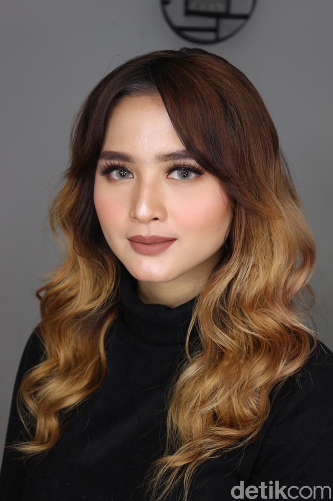 Resign menjadi pramugari kini bekerja sebagai makeup artist, Esti memberikan bocoran omzet yang ia raih setiap bulan. Untuk pricelist private class mulai Rp 1 juta, ada yang Rp 1,5 juta untuk 3 kali pertemuan. Sehari aku bisa menerima 2-3 murid. Untuk omzet tidak pasti selalu segitu. Kurang lebih bisa Rp 20 juta, bisa lebih kadang Rp 15 juta satu bulan. Baru-baru ini bisa melonjak karena viral di TikTok jadi yang daftar private membludak, ungkapnya. Foto: Dok. pribadi ESti.
