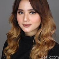 Resign menjadi pramugari kini bekerja sebagai makeup artist, Esti memberikan bocoran omzet yang ia raih setiap bulan. Untuk pricelist private class mulai Rp 1 juta, ada yang Rp 1,5 juta untuk 3 kali pertemuan. Sehari aku bisa menerima 2-3 murid. Untuk omzet tidak pasti selalu segitu. Kurang lebih bisa Rp 20 juta, bisa lebih kadang Rp 15 juta satu bulan. Baru-baru ini bisa melonjak karena viral di TikTok jadi yang daftar private membludak, ungkapnya. Foto: Dok. pribadi ESti.