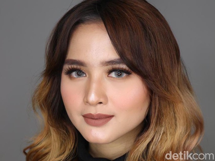 Kisah mantan pramugari yang sukses menjadi MUA. Kisah mantan pramugari yang sukses menjadi MUA.