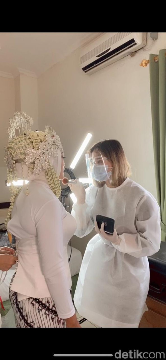 Esti menuturkan jika selalu meluangkan waktunya untuk mengikuti pelatihan makeup, usai pulang bekerja sebagai pramugari. Selain itu, ia juga belajar dari Youtube. Foto: Dok. pribadi ESti.