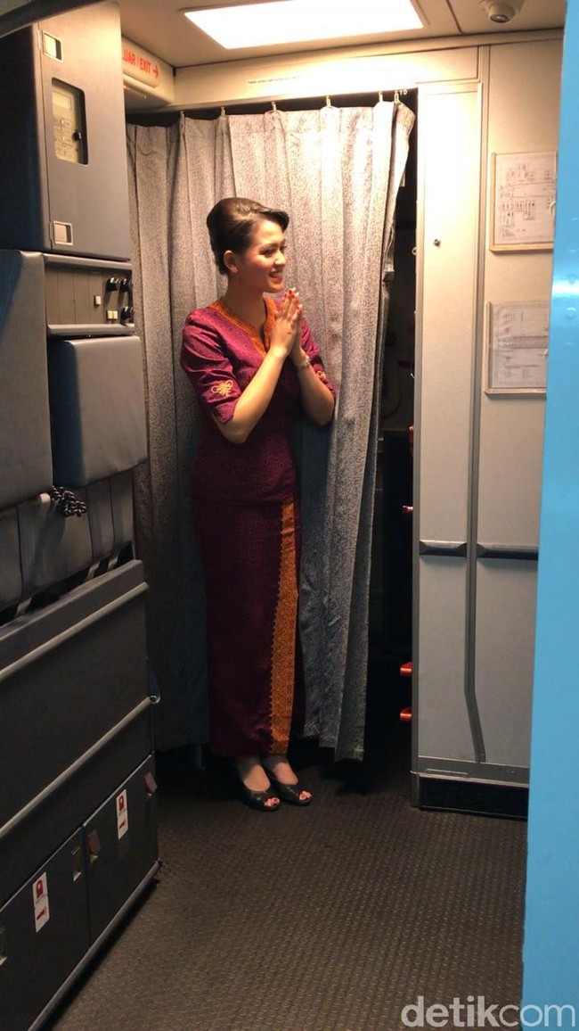 Suatu saat aku takut kena PHK atau kontrak tidak diperpanjang. Nah, aku berpikir ingin memulai buka usaha sebelum resign untuk bekal nanti. Karena aku ingin bekerja yang tidak terus menerus meninggalkan keluargaku. Karena hobiku make up jadi, aku memutuskan untuk belajar tentang make up lebih dalam lagi, ujar Esti Utomo.Foto: Dok. pribadi ESti.