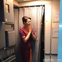 Suatu saat aku takut kena PHK atau kontrak tidak diperpanjang. Nah, aku berpikir ingin memulai buka usaha sebelum resign untuk bekal nanti. Karena aku ingin bekerja yang tidak terus menerus meninggalkan keluargaku. Karena hobiku make up jadi, aku memutuskan untuk belajar tentang make up lebih dalam lagi, ujar Esti Utomo.Foto: Dok. pribadi ESti.