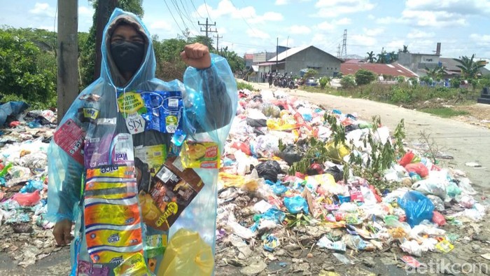 Koalisi masyarakat melayangkan somasi ke Pemkot dan DPRD Pekanbaru karena masalah sampah belum selesai (Raja Adil/detikcom)