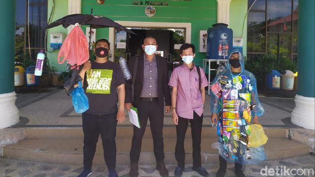 Koalisi masyarakat melayangkan somasi ke Pemkot dan DPRD Pekanbaru karena masalah sampah belum selesai (Raja Adil/detikcom)