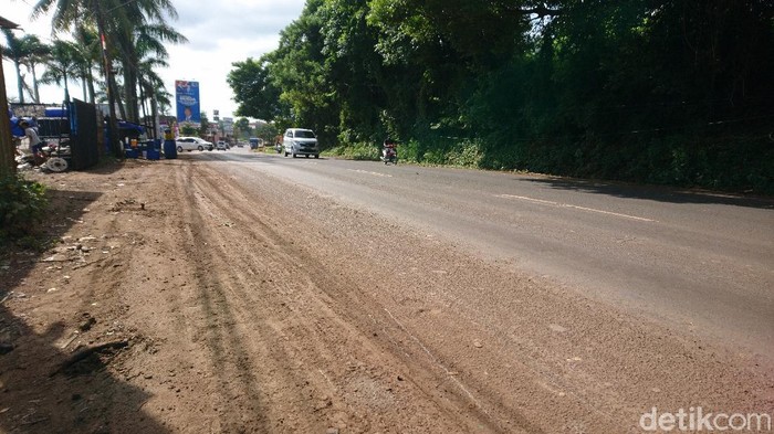 Kondisi Jalan Serang-Cilegon yang dipenuhi ceceran tanah sehingga membuat banyak pemotor terjatuh (M Iqbal/detikcom)