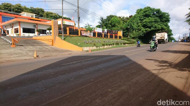 Kondisi Jalan Serang-Cilegon yang dipenuhi ceceran tanah sehingga membuat banyak pemotor terjatuh (M Iqbal/detikcom)
