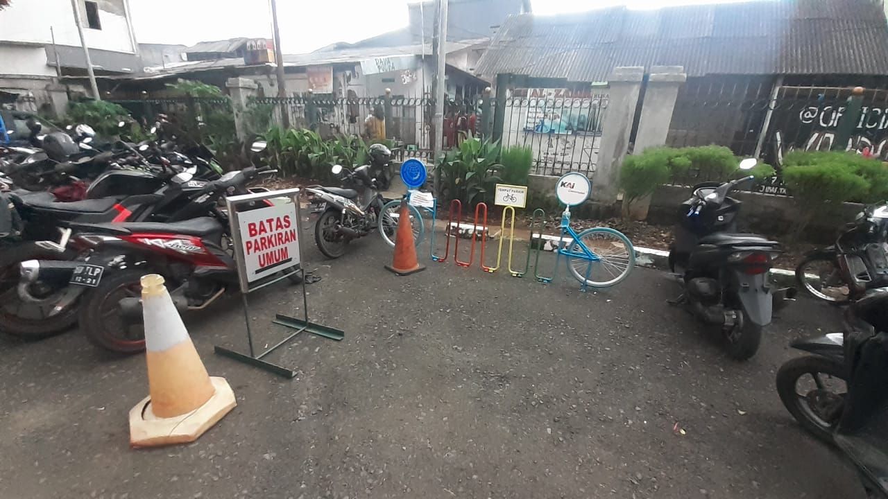 Kondisi parkir Sepeda di Stasiun Buaran. Kondisi parkir Sepeda di Stasiun Buaran.
