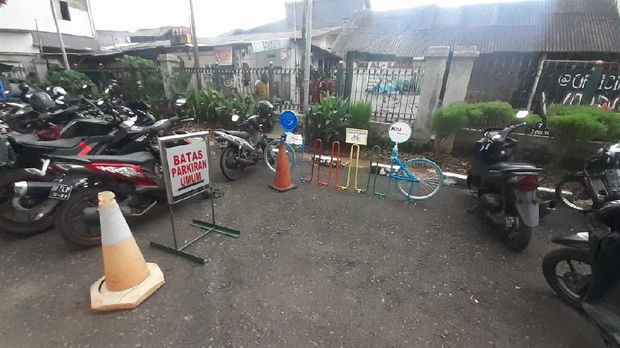 Kondisi parkir Sepeda di Stasiun Buaran.