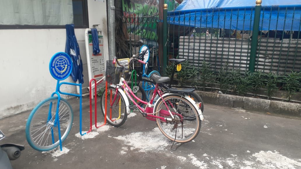 Kondisi parkir Sepeda di Stasiun Klender Kondisi parkir Sepeda di Stasiun Klender