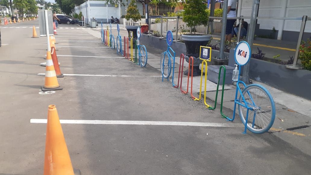 Kondisi parkir sepeda di Stasiun Pasar Senen. Kondisi parkir sepeda di Stasiun Pasar Senen.