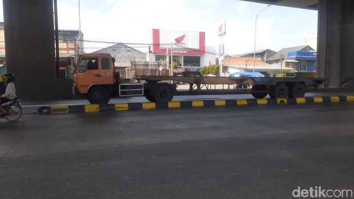 Kondisi pembatas jalan yang rawan di tengah Jl Raya Cilincing, Koja, Jakut, kini sudah dicat lagi, 31 Maret 2021. (Afzal Nur Iman/detikcom)