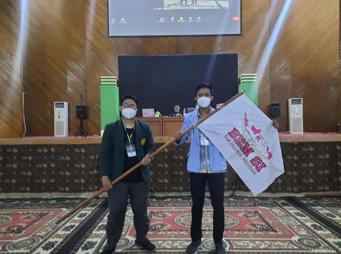 Koordinator Pusat BEM SI terpilih untuk 2021, Nofrian Fadil Akbar, berbaju biru. (Dok BEM SI)