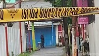 Tim Gegana menangani kotak mencurigakan bertuliskan Islam X tersebut (Aviva Scholten/detikcom)