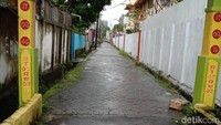 Benda mencurigakan tersebut berada tepat di bawah gerbang Jalan Sungai Pareman I. Benda itu digeletakkan di pinggir jalan (Aviva Scholten/detikcom)