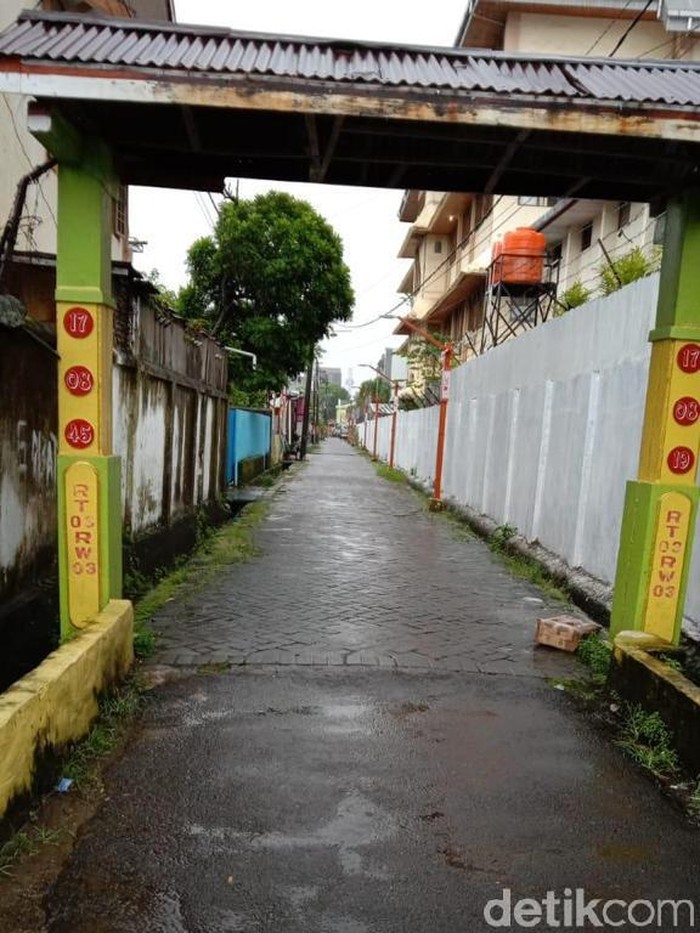 Kotak mencurigakan ditemukan di Makassar, Sulsel. (Aviva Scholten/detikcom) Kotak mencurigakan bertuliskan 'Islam X' ditemukan di Makassar, Sulsel. (Aviva Scholten/detikcom)
