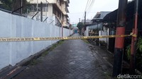 Garis polisi dipasang di sekitar lokasi saat benda mencurigakan belum dievakuasi tim Gegana (Aviva Scholten/detikcom)