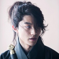 Nama Kwak Dong Yeon semakin diperhitungkan di industri hiburan Korea saat menjadi lawan main Park Bo Gum dalam drakor Love in the Moonlight. Ia kemudian tampil di drakor Reunited Worlds dan Radio Romance. Foto: dok FNC Entertainment