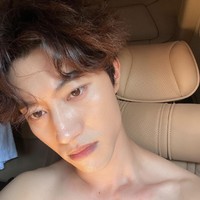 Akting Kwak Dong Yeon sebagai cameo It’s Okay Not to Be Okay pun tak kalah ikonik. Ia berperan sebagai Kwon Gi Do, pasien rumah sakit jiwa yang menderita gangguan manic disorder. Foto: dok Instagram kwakdongyeon0