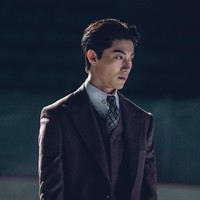 Dalam drama Korea Vincenzo, Kwak Dong Yeon berperan sebagai Jang Han Seo, adik tiri dari Jang Jun Woo (pemain Ok TaecYeon) yang merupakan bos Babel Group sebenarnya. Ia bersikap kasar dan sombong, namun sebenarnya bodoh. Foto: dok tvN