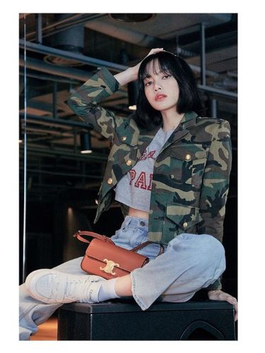 Lisa Blackpink pakai tas Celine.