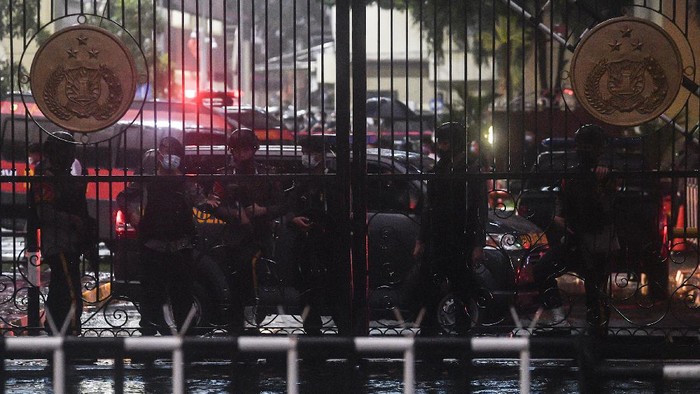 Suasana gedung Mabes Polri pascapenyerangan terduga teroris di Jakarta, Rabu (31/3/2021). Mabes Polri memperketat penjagaan pascaserangan dari terduga teroris yang tewas di tempat usai baku tembak. ANTARA FOTO/Muhammad Adimaja/wsj.