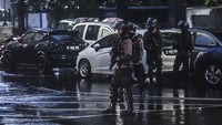 Penjagaan di jalan depan Mabes Polri juga diperketat. 