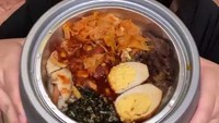 Makanan ini diimpor langsung dari China! Bibimbap instan yang sudah lengkap dengan segala pelengkapnya ini dikirim langsung dari Cina. Bahkan, makanan ini sudah dilengkapi dengan alat masaknya yang cukup hanya ditambahkan air saja. Foto: Tik Tok @siscakohl