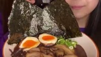 Pada salah satu konten, Sisca terlihat memasak ramen berkuah coklat. Ramen tersebut merupakan ramen yang dibelinya langsung dari Jepang dan merupakan ramen khusus edisi hari valentine. Untuk sebungkus ramen tersebut berharga Rp. 85 Ribu rupiah. Itu hanya ramennya saja, belum ongkos kirim dari Jepang, lho! Foto: Tik Tok @siscakohl