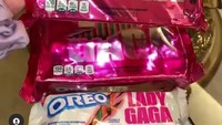 Pernahkah terbayang untuk membeli biskuit oreo seharga Rp. 2 Juta? Sisca kohl melakukan ini! Lagi-lagi, biskuit ini merupakan edisi terbatas yang hanya dikeluarkan pada saat perayaan hari valentine. Biskuit oreo edisi valentine ini juga semakin spesial karena digarap bersama artis kenamaan, Lady Gaga. Foto: Tik Tok @siscakohl
