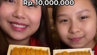 Sisca dan adiknya mengimpor hewan laut segar dari Jepang. Bahan makanan yang satu ini diolah menjadi uni gunkan, uni don dan uni temaki. Untuk sekotak uni, Sisca merogoh kocek sebanyak Rp. 5 Juta. Dalam video tersebut Sisca menggunakan 2 kotak uni, artinya Rp. 10 Juta rupiah untuk produksi konten Tik Tok! Foto: Tik Tok @siscakohl