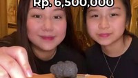 Sisca terlihat sudah menyiapkan sepotong Tomahawk steak yang di atasnya diberi Foie Gras atau hati angsa yang berasal dari Prancis. Kemudian, Sisca memarutkan truffle hitam atau jamur mahal yang sering digunakan pada hidangan-hidangan premium. Untuk konten ini ia menghabiskan dana sebesar Rp. 6,5 Juta. Foto: Tik Tok @siscakohl