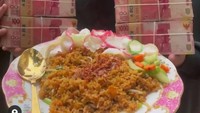 Pada videonya kali ini, Sisca bahkan tak sungkan untuk mengeluarkan uang sebanyak Rp. 400 Juta. Untuk membuat nasi goreng dalam video tersebut, Sisca sampai membeli seperangkat gerobak nasi goreng dan lengkap dengan peralatannya. Untuk sepiring nasi goreng saja Rp. 400 Juta, sultan abis! Foto: Tik Tok @siscakohl