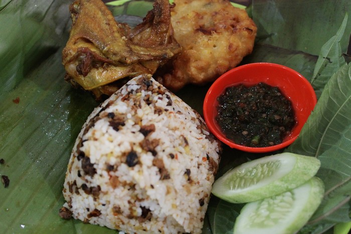 Nasi goreng arang batok Nikmatnya Nasi Goreng Areng Batok Racikan Mas Itok Khas Pekalongan