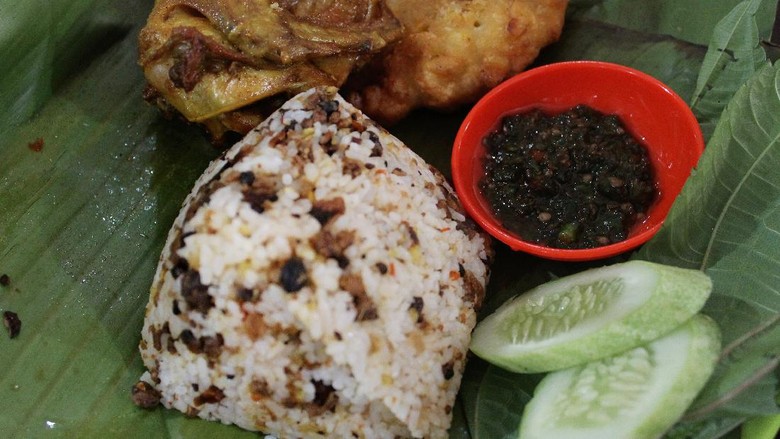 Raos Pisan! Nasi Tutug Oncom dengan Lauk Ayam Goreng di Pamulang Raos Pisan! Nasi Tutug Oncom dengan Lauk Ayam Goreng di Pamulang