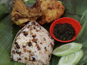 Raos Pisan! Nasi Tutug Oncom dengan Lauk Ayam Goreng di Pamulang