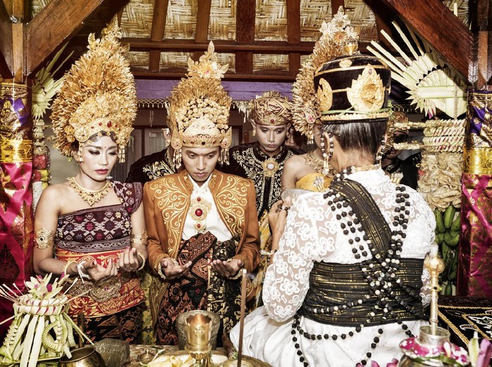 Pakaian Adat Bali Bali, Indonesia - February 11. Woman enacting wedding scene in preparation for religious ceremony on February 11, 2012 in Bali, Indonesia. Most Balinese get married in their early 20s.